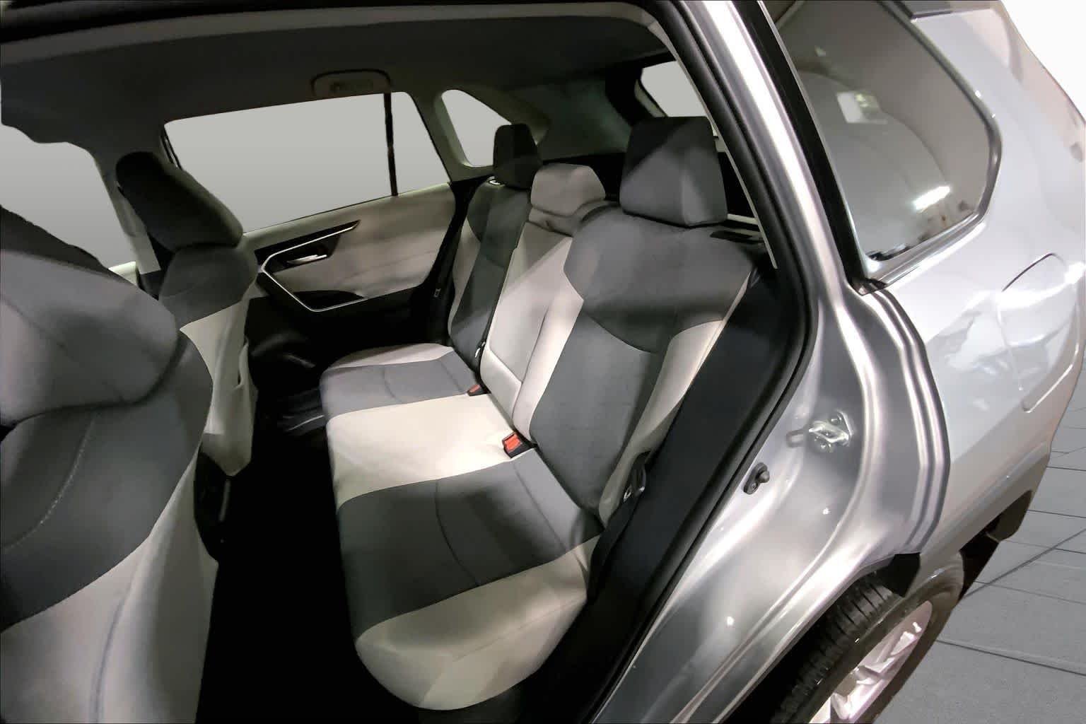 2025 Toyota RAV4 XLE - Photo 41