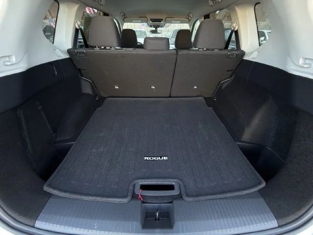 Used 2025 White/off-white Nissan SV FWD image 26