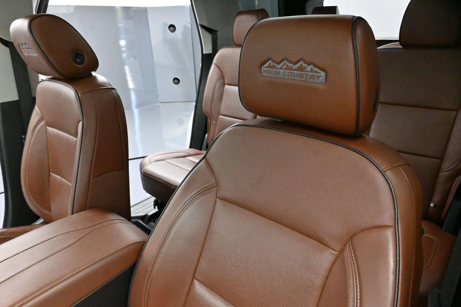 Used 2019 IRIDESCENT PEARL TRICOAT Chevrolet High Country image 18