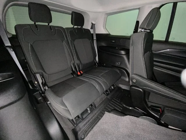 Used 2021 Silver Jeep Laredo image 22