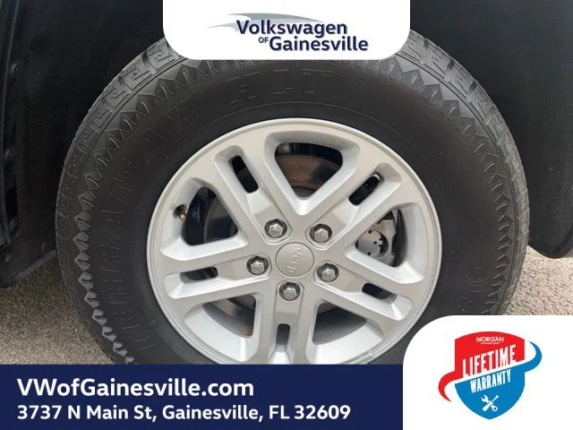 Used 2023 Diamond Black Crystal Pearlcoat Jeep Laredo image 31