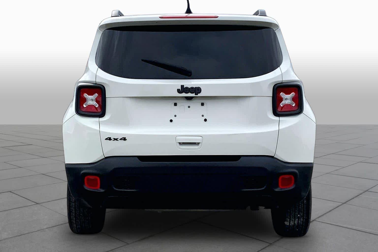 Used 2023 Alpine White Clearcoat Jeep Altitude image 5