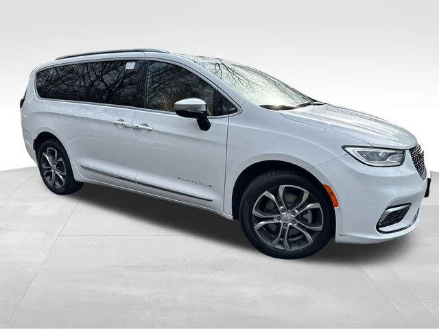 2026 Chrysler Pacifica Pinnacle AWD's photo