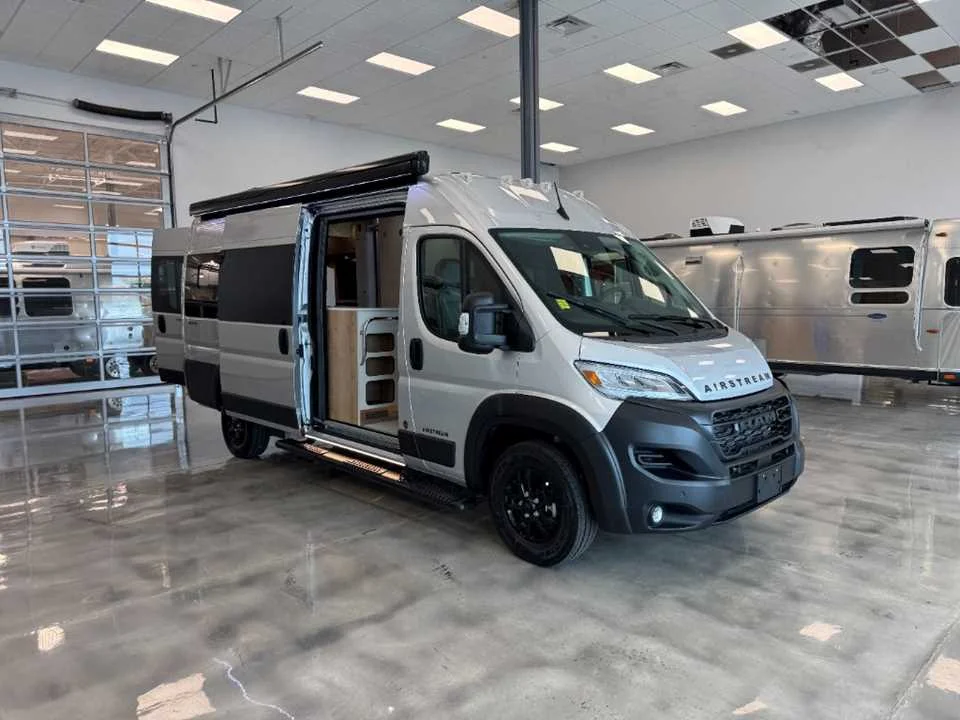 New 2027 BRIGHT SILVER METALLIC AIRSTREAM  image 5