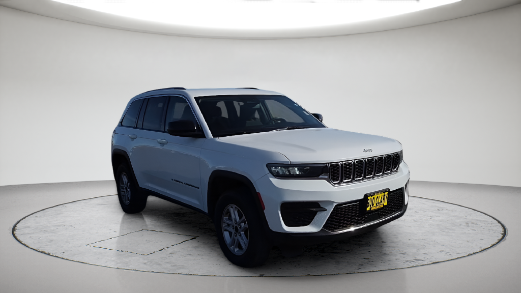 Used 2023 White Jeep Laredo image 3