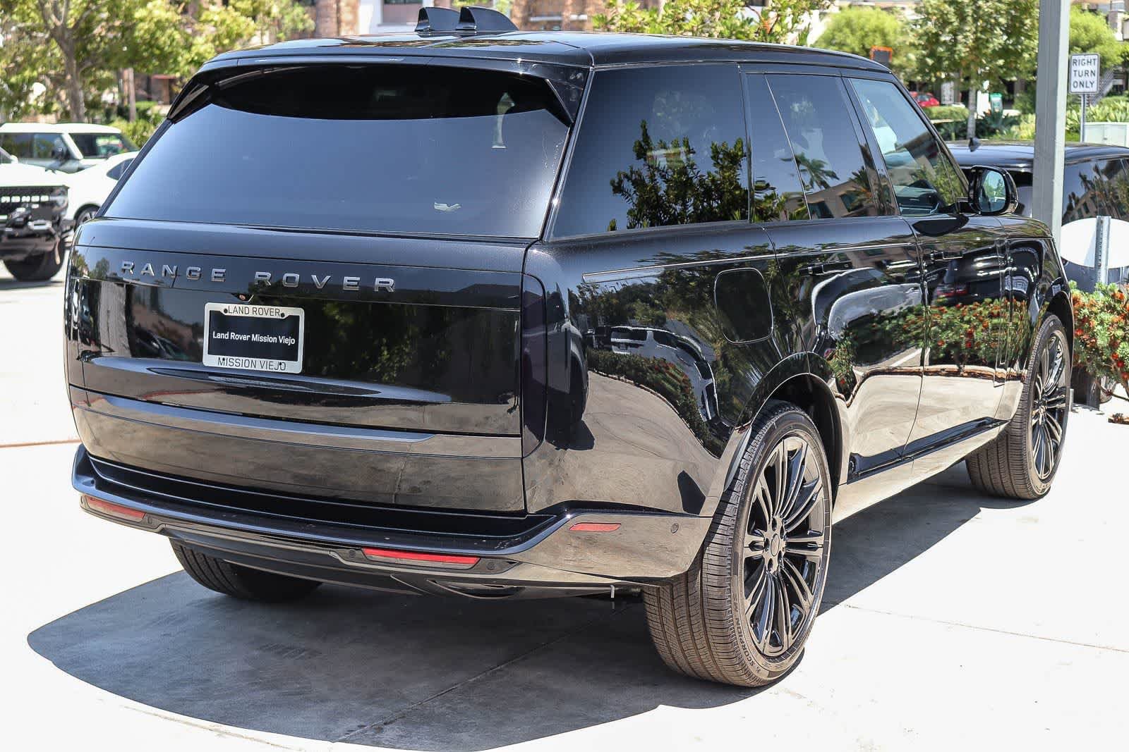 New 2026 Santorini Black Land Rover SE image 6