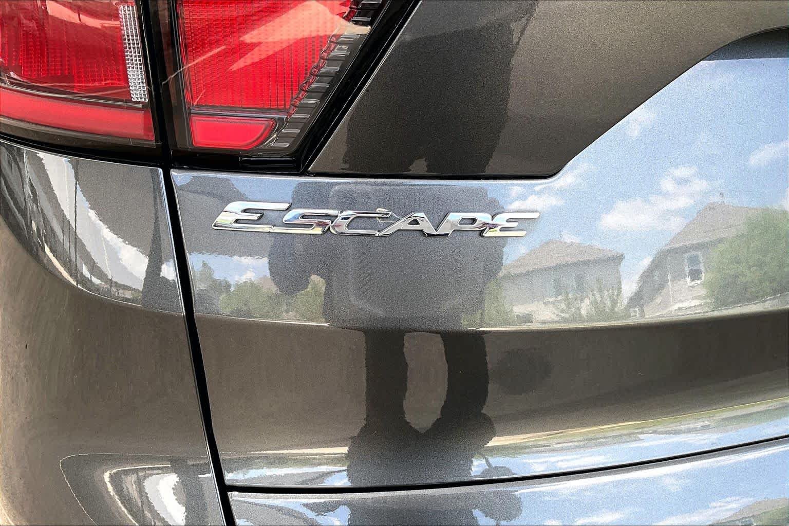 Used 2018 Magnetic Metallic Ford SE image 10