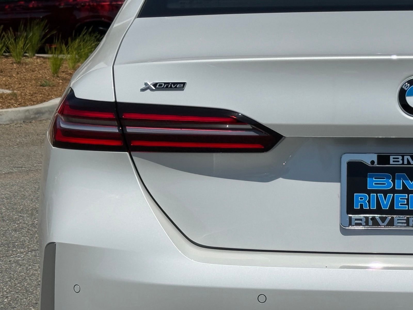 New 2027 Mineral White Metallic BMW 530i xDrive image 15