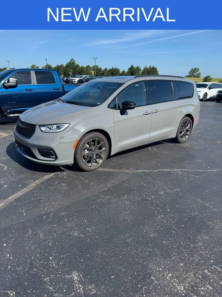 Used 2025 White Chrysler Limited image 1