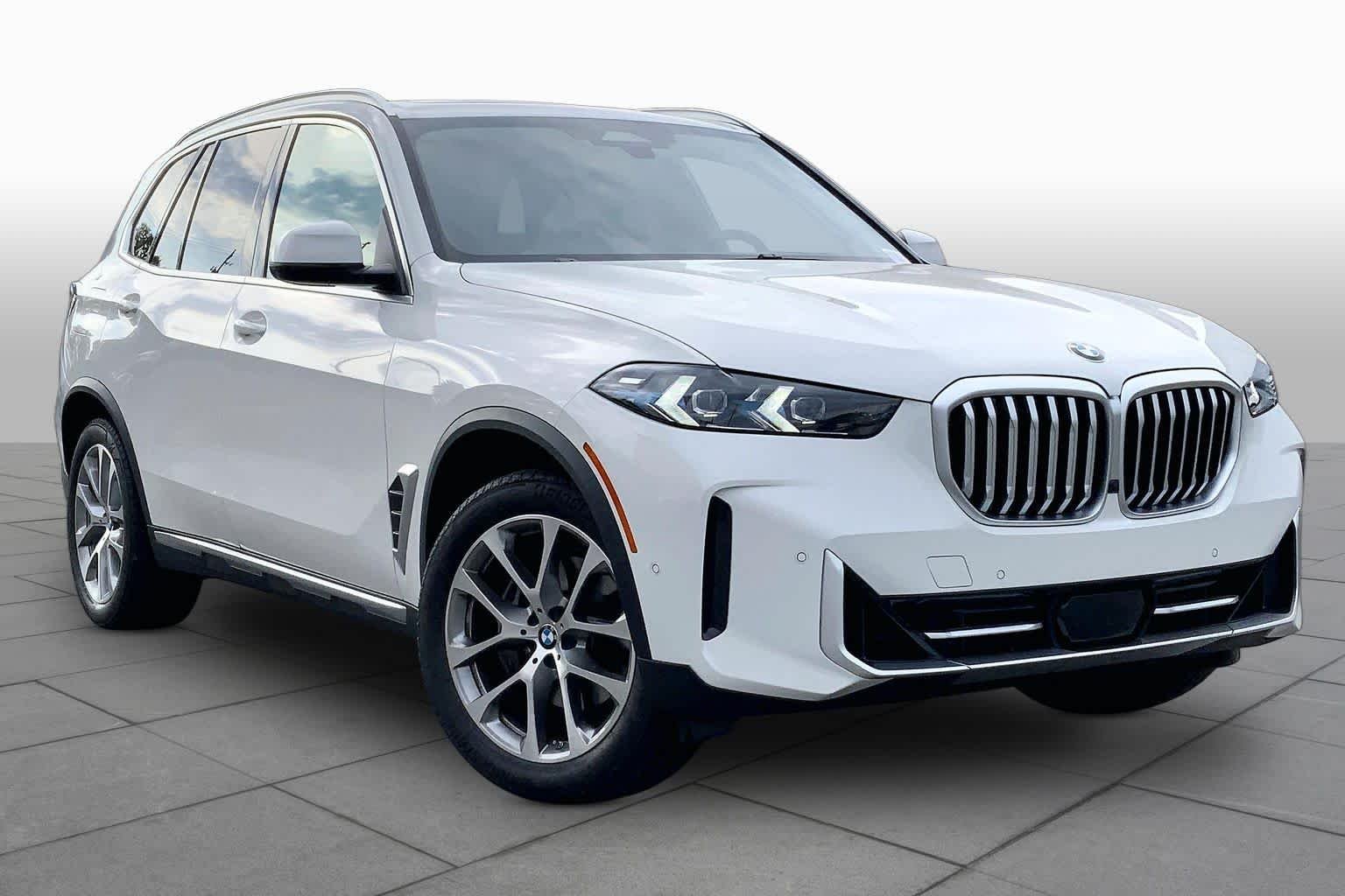Used 2025 Alpine White BMW sDrive40i image 3