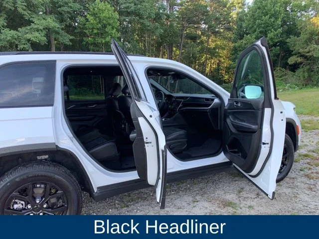 Used 2025 White Jeep Altitude image 12