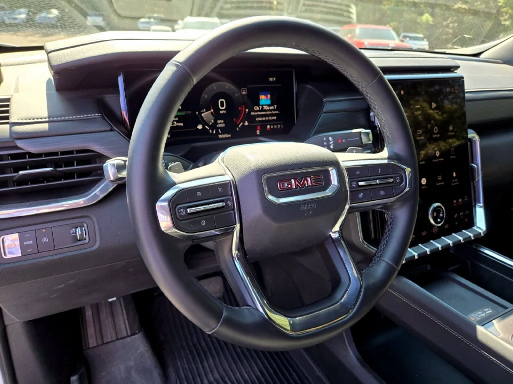Used 2025 White GMC Elevation image 11