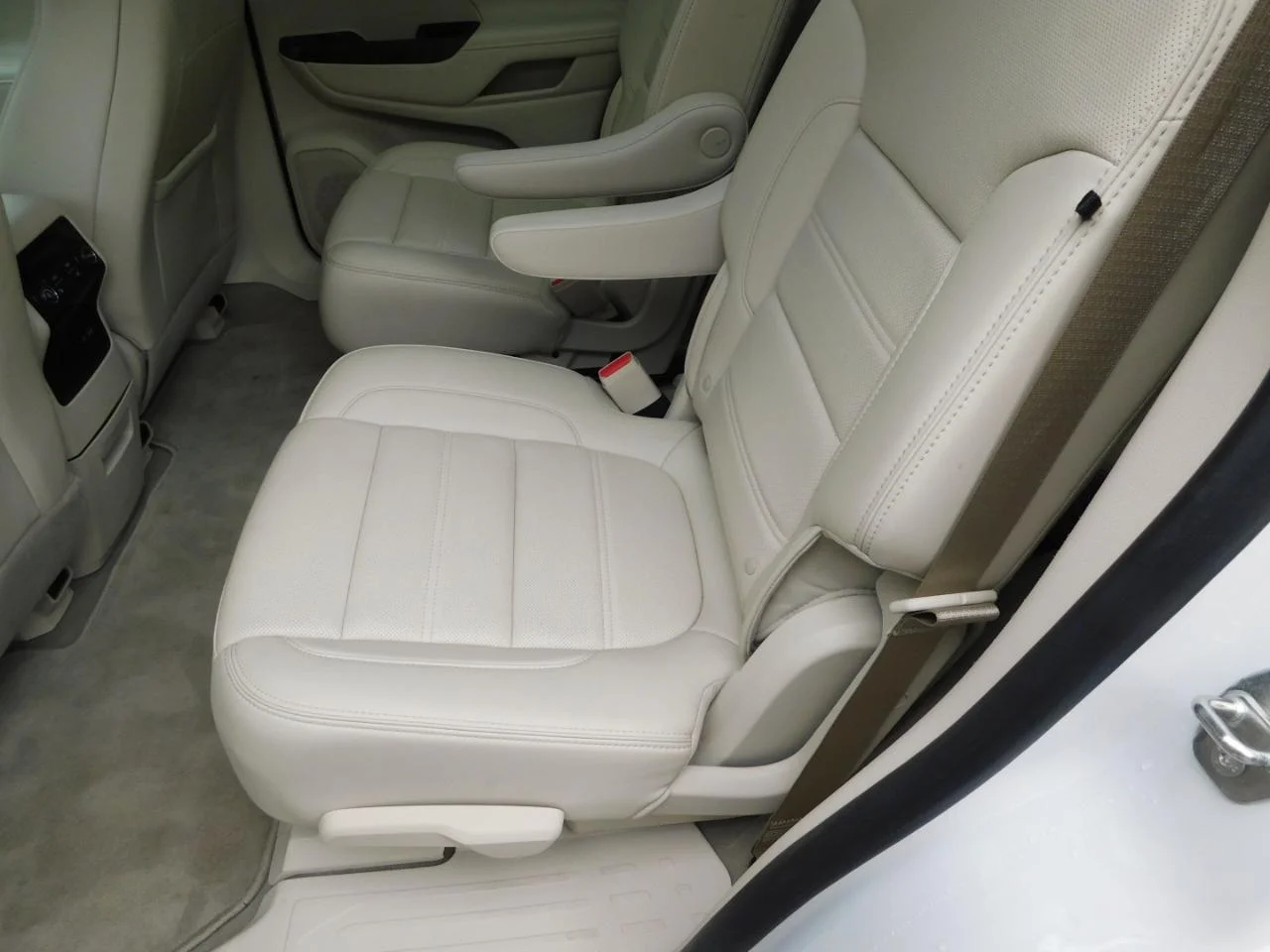 Used 2022 White GMC FWD 4DR DENALI image 29