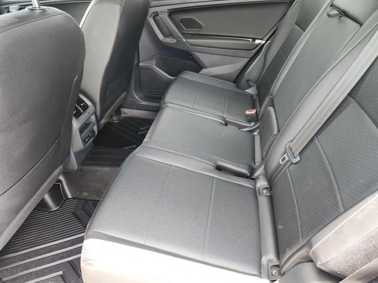 Used 2020 Platinum Gray Metallic Volkswagen SE image 29