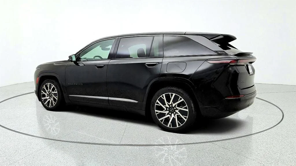 Used 2025 Diamond Black Crystal Pearlcoat Jeep Limited AWD w/ Dark Appearance Package image 7