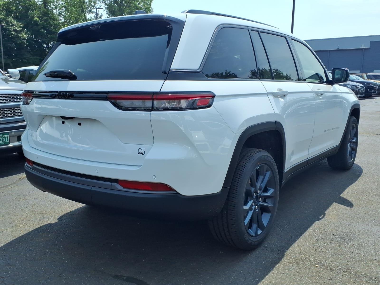 New 2026 Bright White Clear-Coat Exterior Paint Jeep  image 4