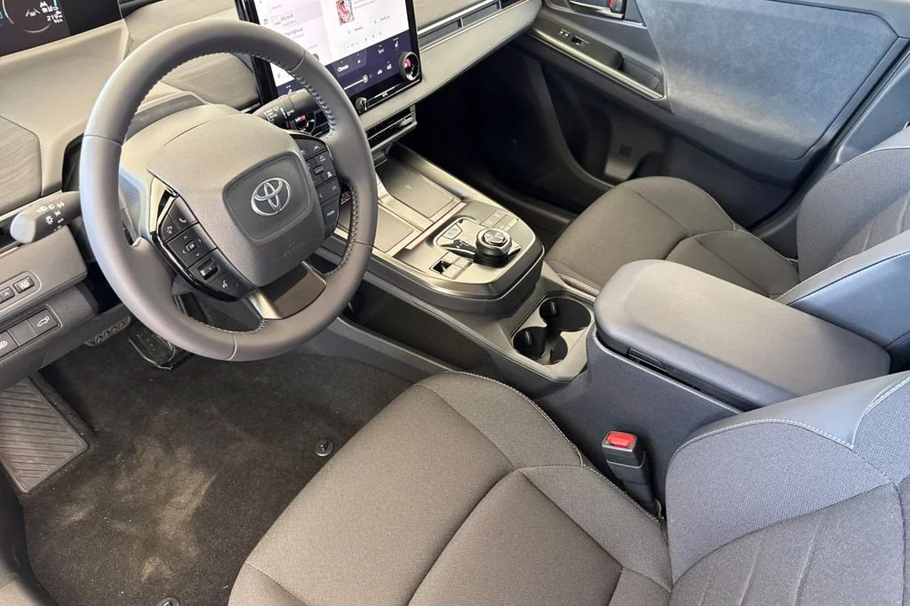 New 2026 Wind Chill Pearl <sup>1</sup> Toyota  SE image 10