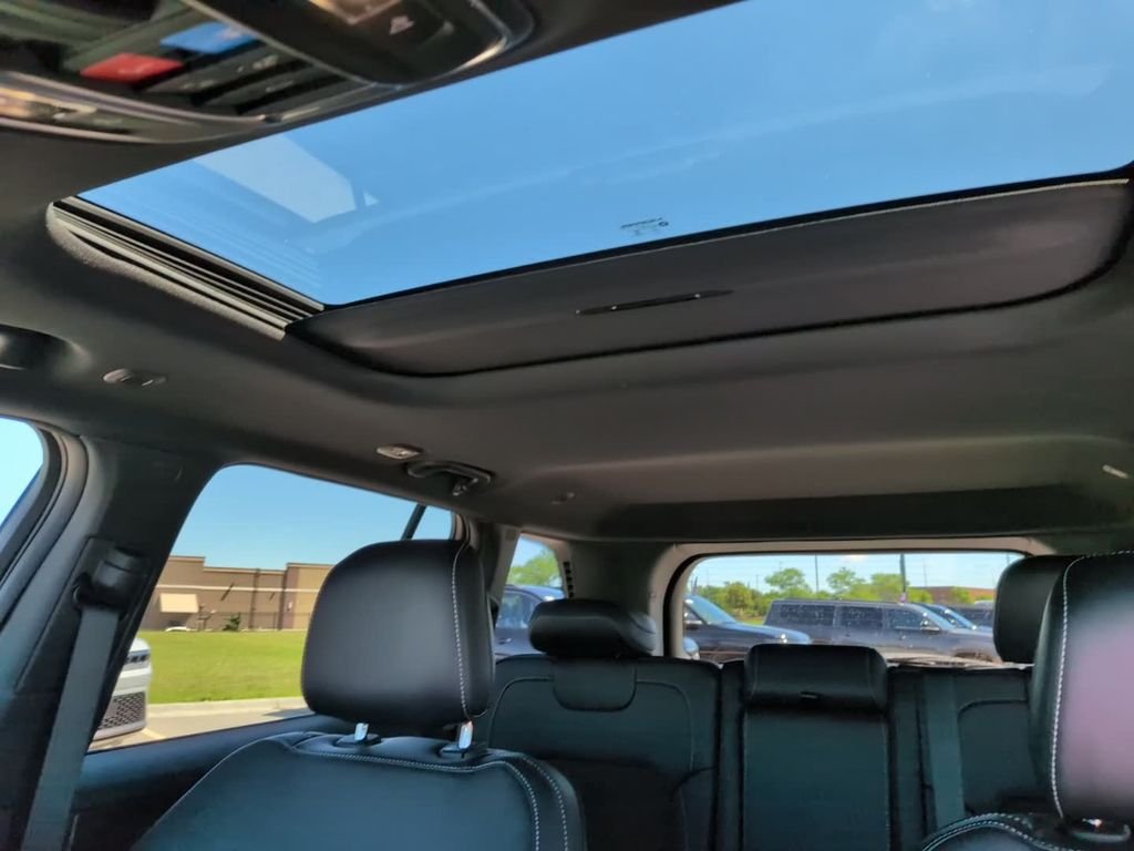 New 2026 Diamond Black Crystal Pearl-Coat Exterior Paint Jeep Laredo image 25