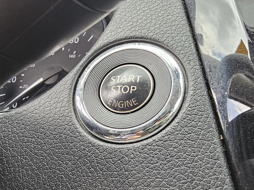 Used 2020 White Nissan SL image 23