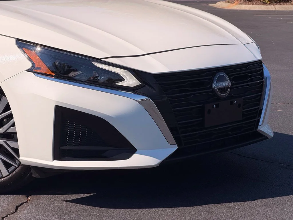 Used 2025 White Nissan 2.5 SV image 6