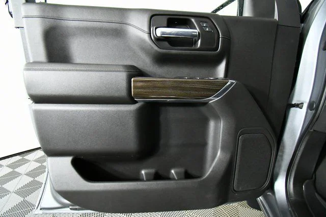 Used 2021  Chevrolet RST image 22