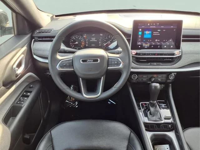 Used 2024  Jeep Latitude image 4
