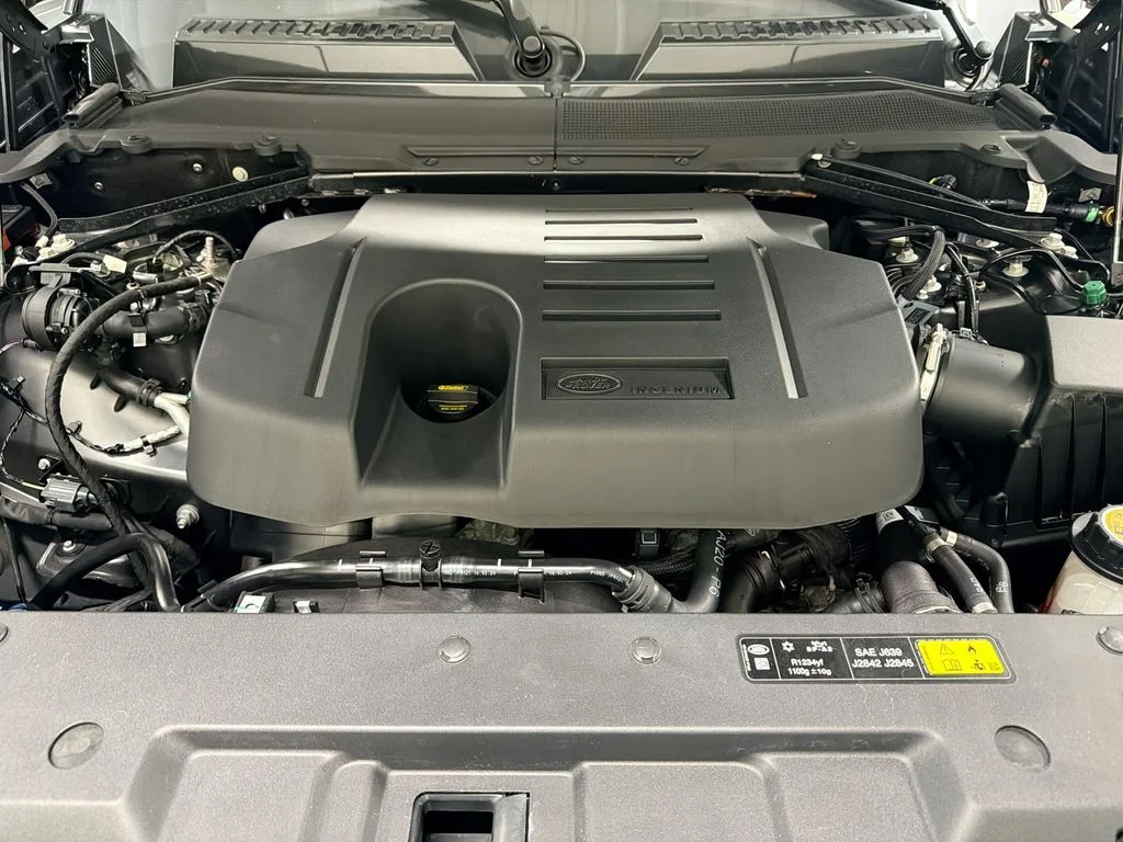 Certified Used 2024  Land Rover X-Dynamic SE image 32