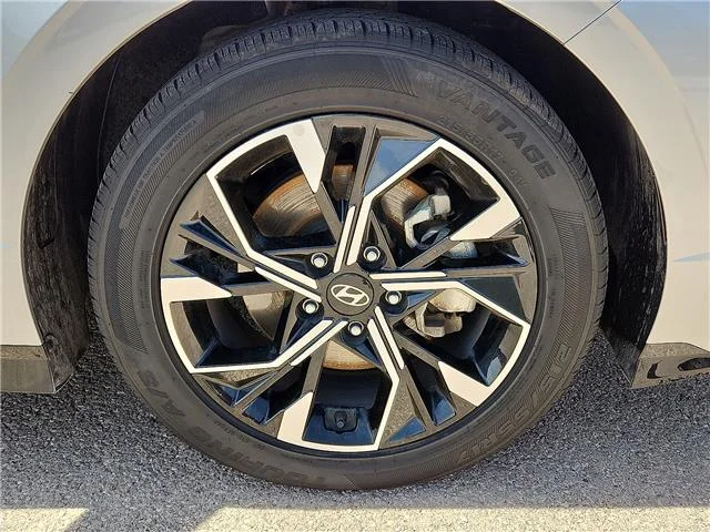 Used 2024 Silver Hyundai SEL Front-Wheel Drive image 7