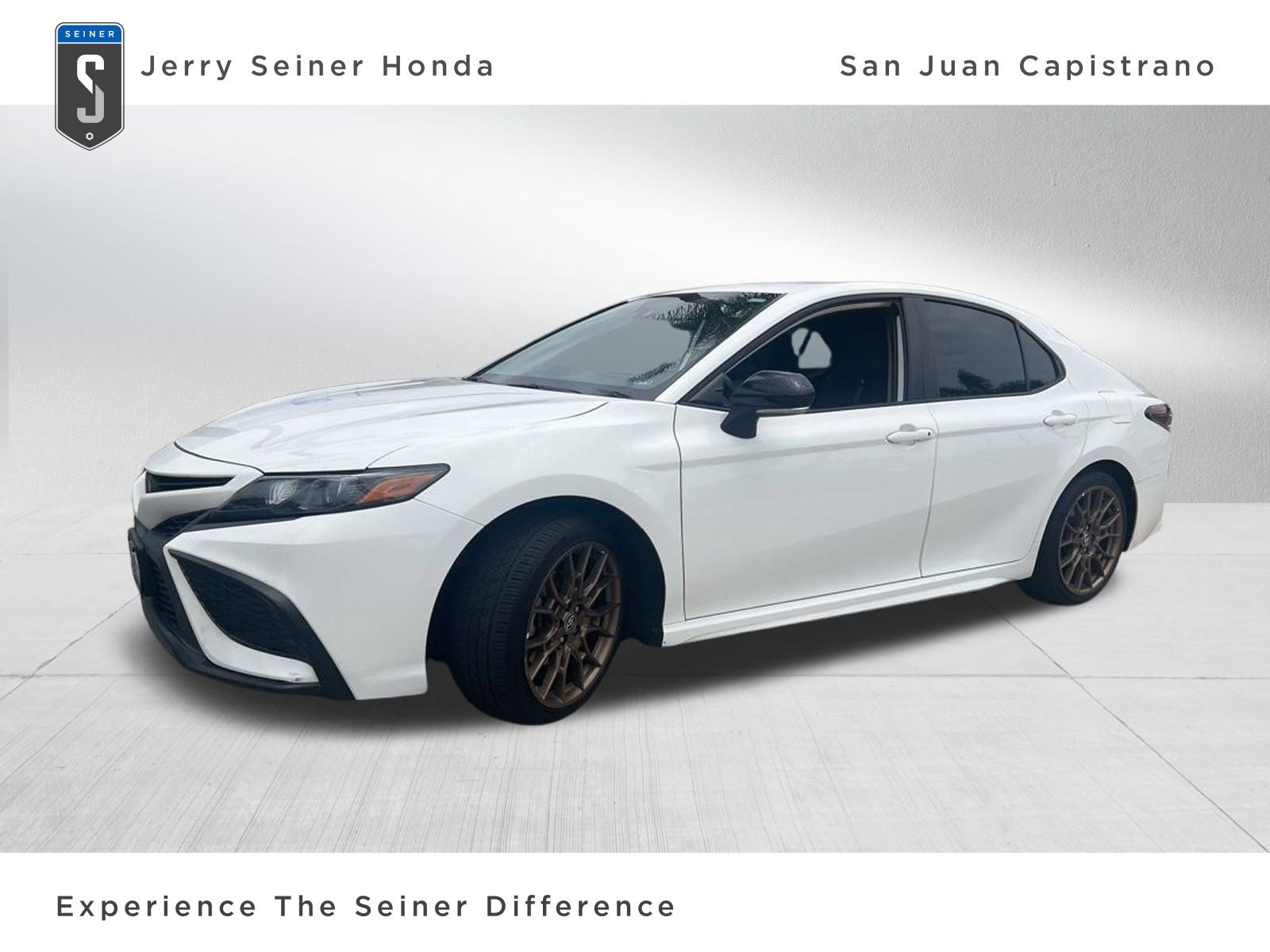 2023 Toyota Camry SE Hybrid's photo