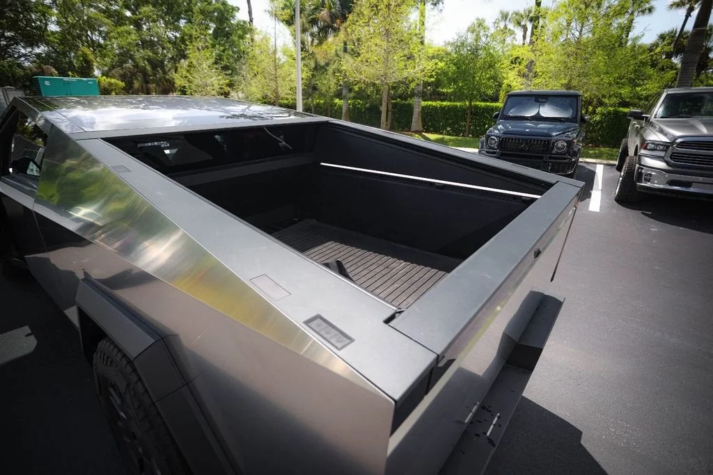 2024 Tesla Cybertruck Base - Photo 18