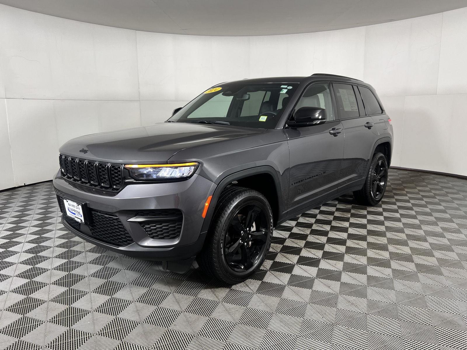 Used 2024 Baltic Gray Metallic Clearcoat Jeep Altitude image 5