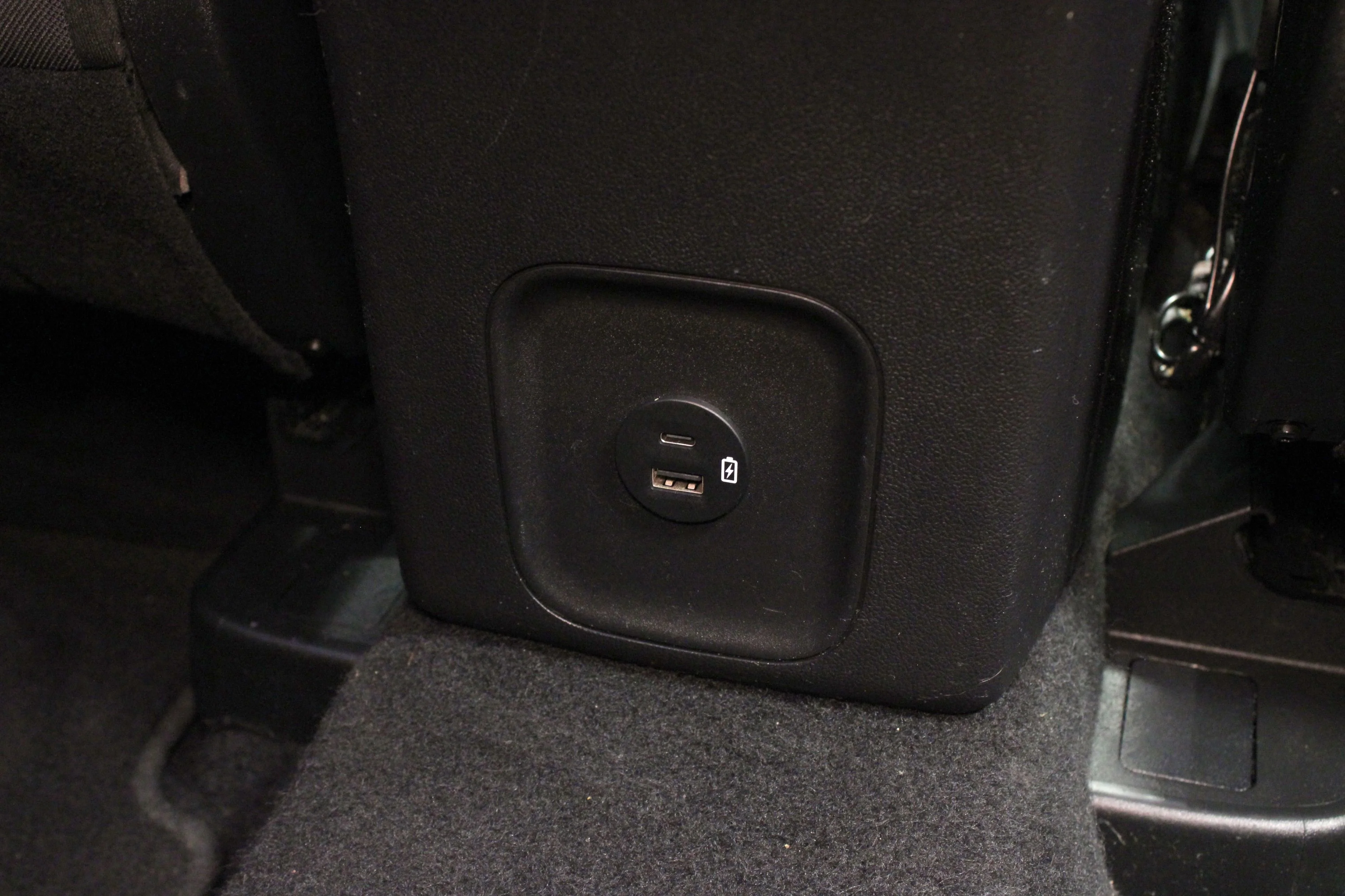 Used 2021 Agate Black Metallic Ford SE image 15