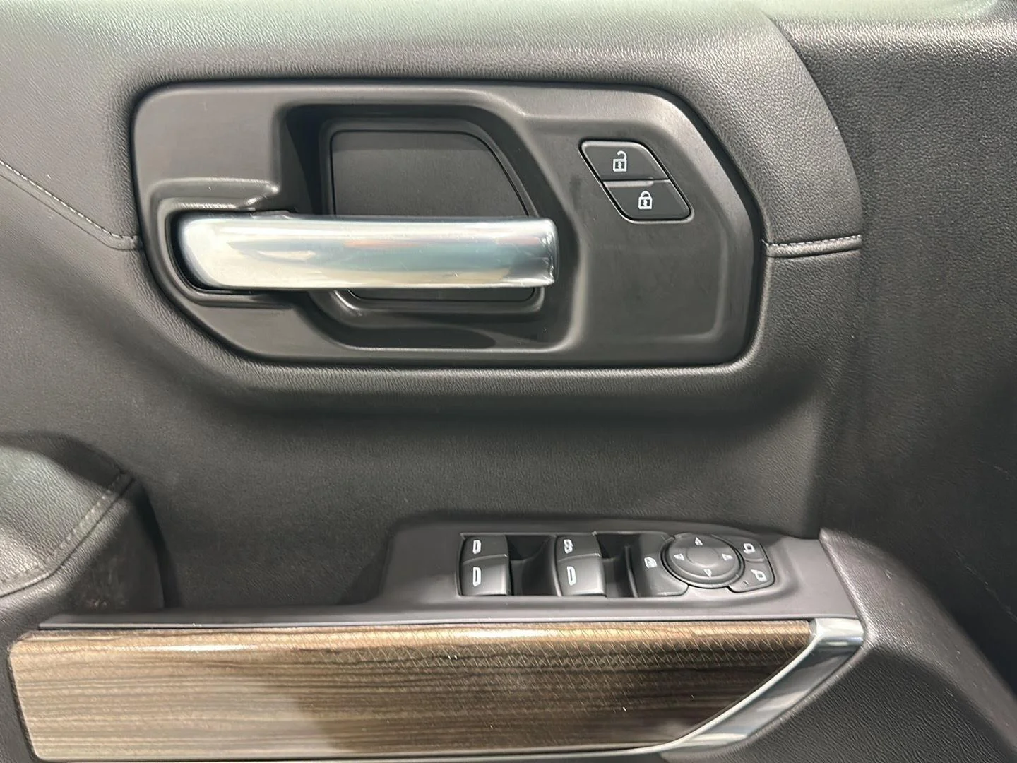 Used 2021 SILVER ICE METALLIC Chevrolet LT image 21