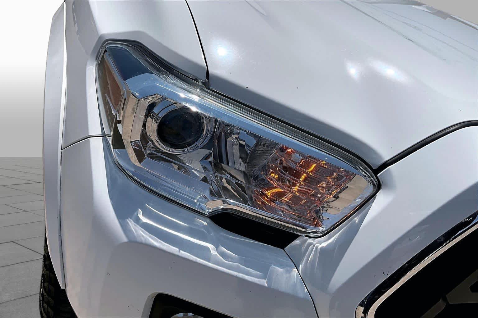 Used 2022 White Toyota SR5 image 27
