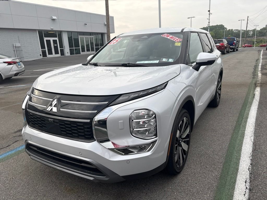 Used 2025  Mitsubishi SE image 3