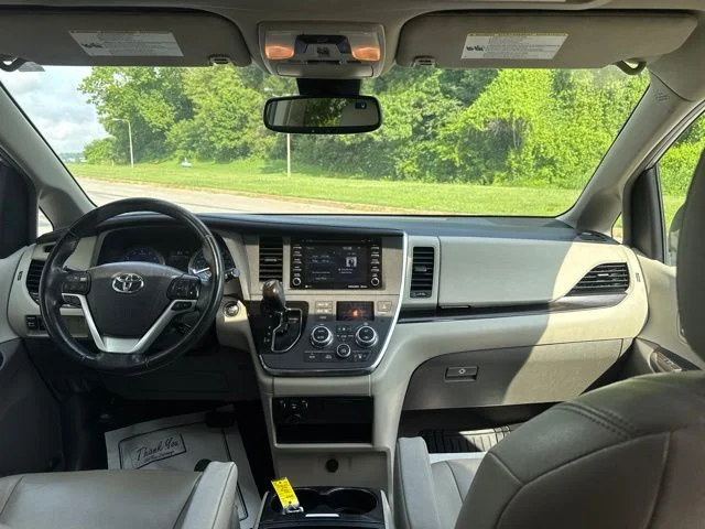 Used 2019 Silver Toyota XLE image 13