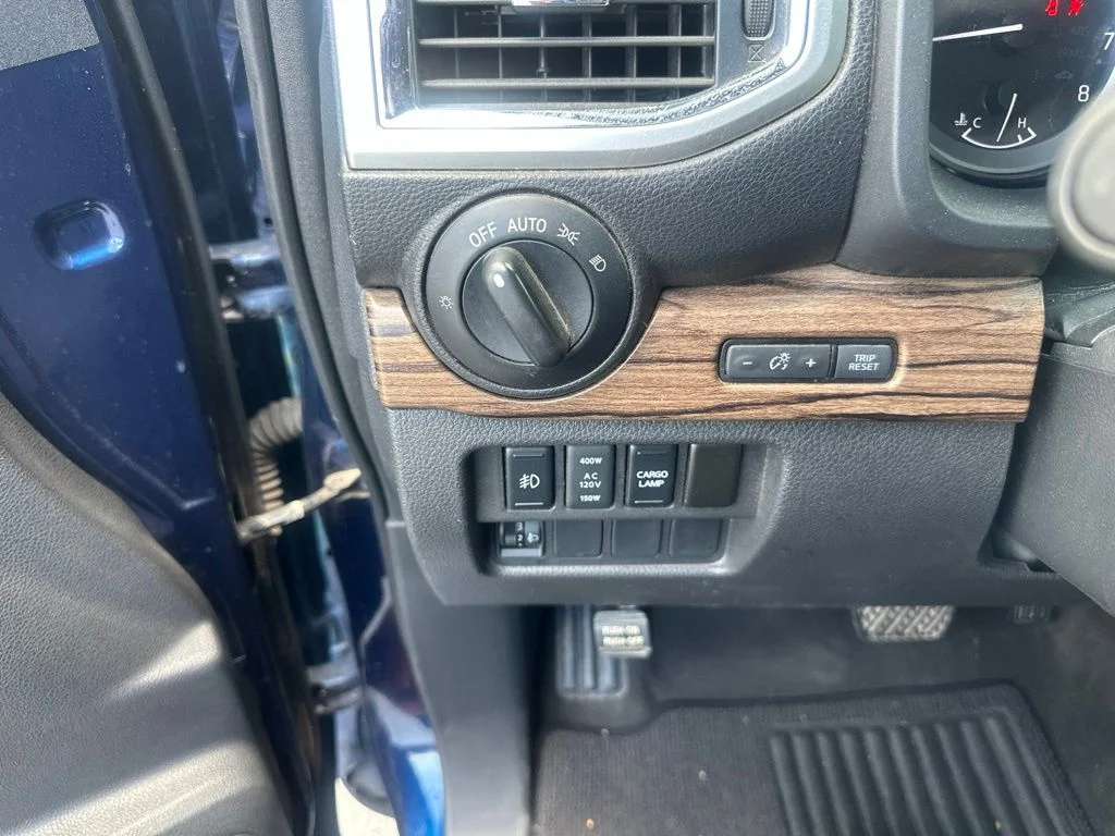 Used 2018 Gray Nissan SL image 13