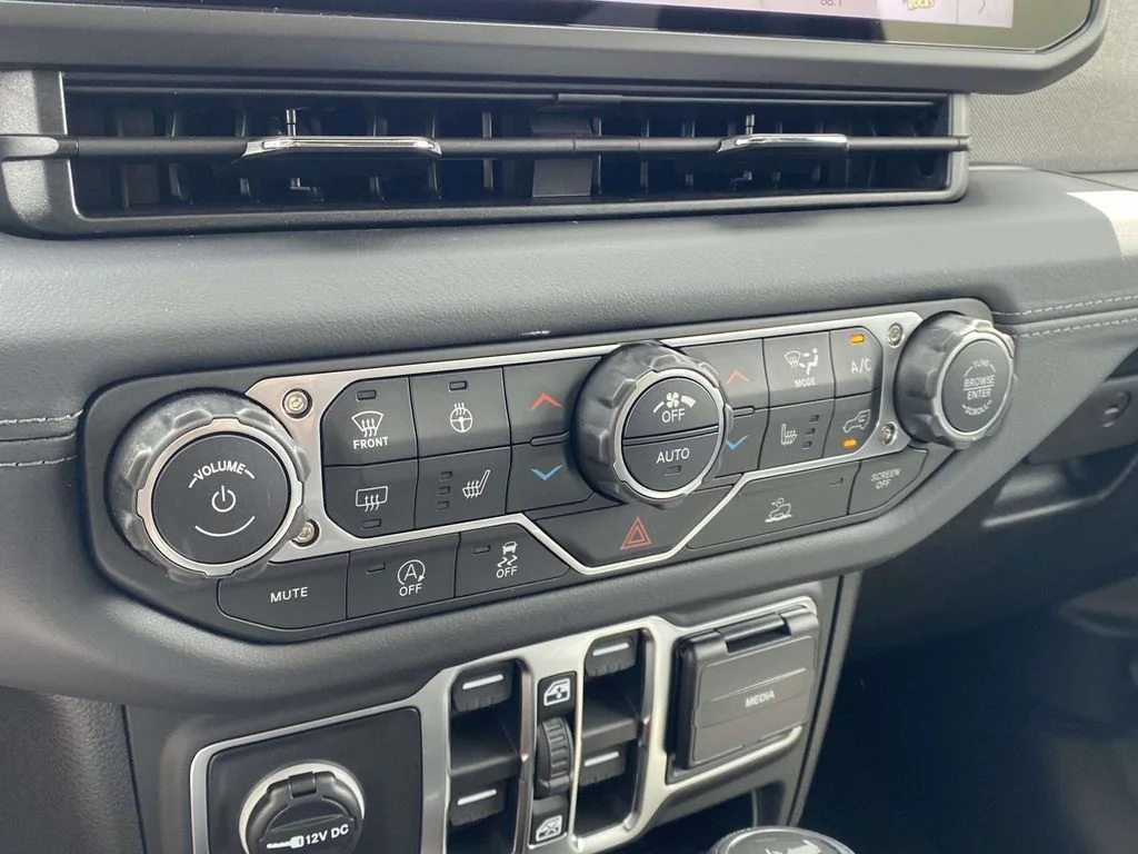 New 2026 Reign Exterior Paint Jeep Sahara image 21