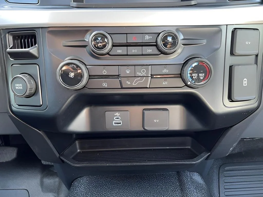 Used 2025 White Ford XL image 28