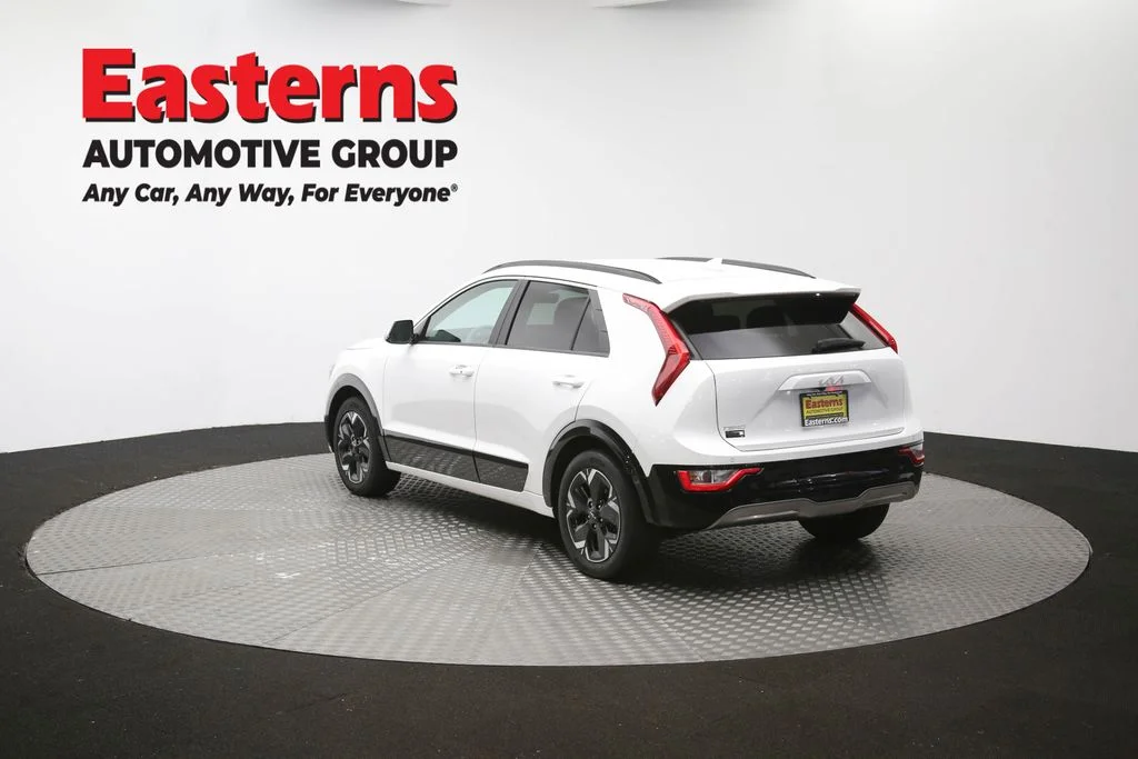 Used 2023 White Kia Wind image 64