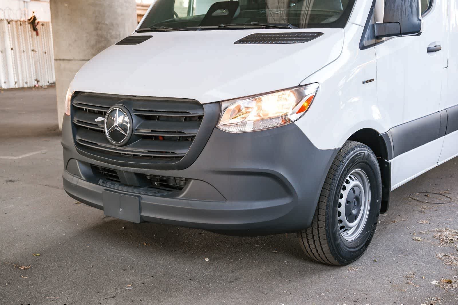 New 2025 Arctic+White Mercedes-Benz Cargo 170WB High Roof 113kw Battery RWD SO Motor image 11