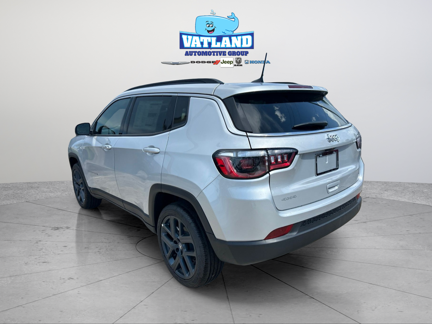 New 2026 Silver Zynith Metallic Clear-Coat Exterior Paint Jeep Latitude image 3
