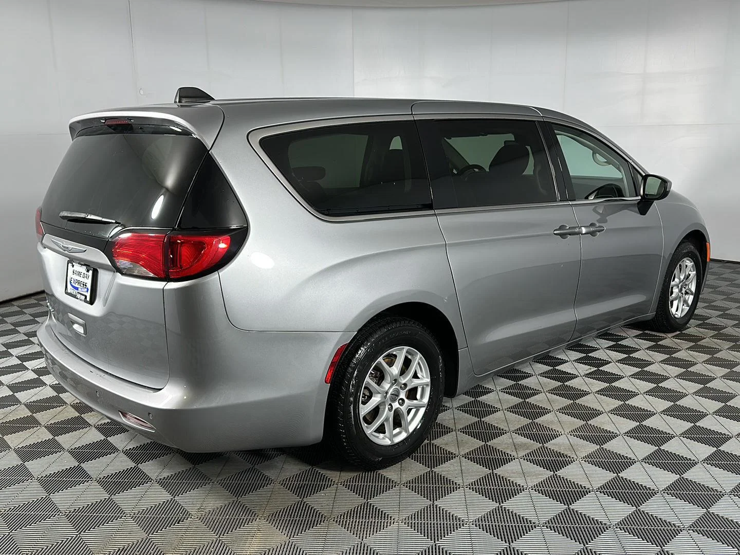 Used 2021 Billet Silver Metallic Clearcoat Chrysler LX image 24