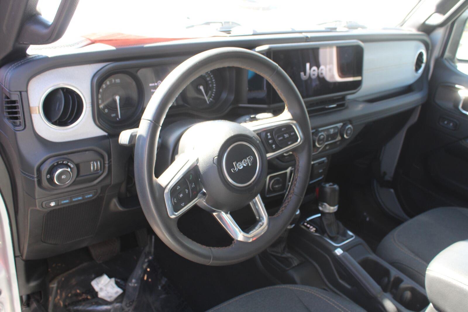 Used 2024 Silver Zynith Clearcoat Jeep Sahara image 9