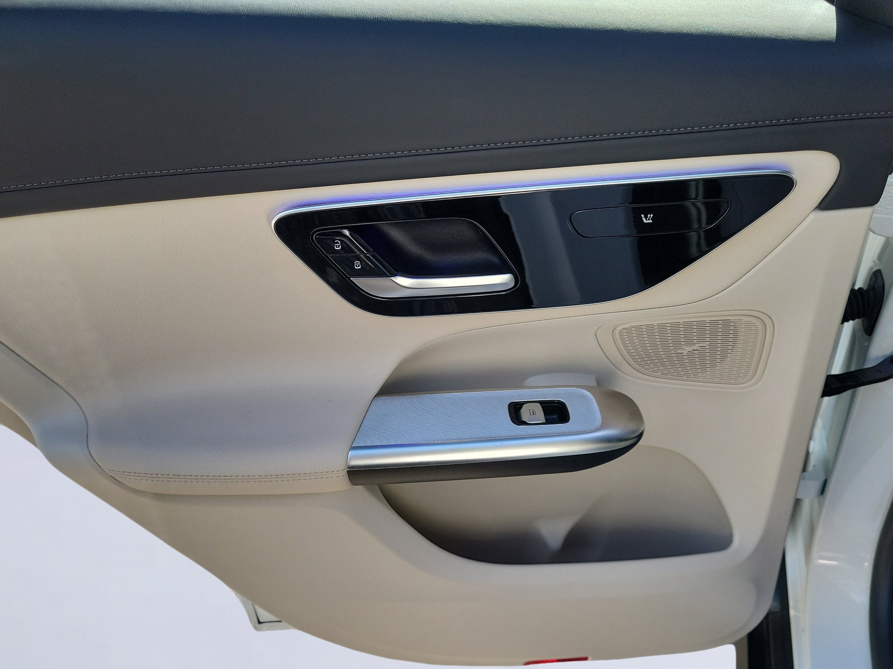 Used 2025 Polar White Mercedes-Benz GLC 300 image 9