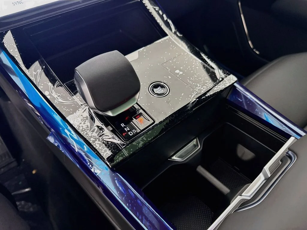 New 2027 Santorini Black Land Rover Dynamic SE image 17