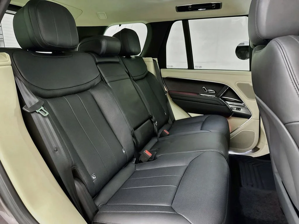 Used 2022 Gray Land Rover SE image 28