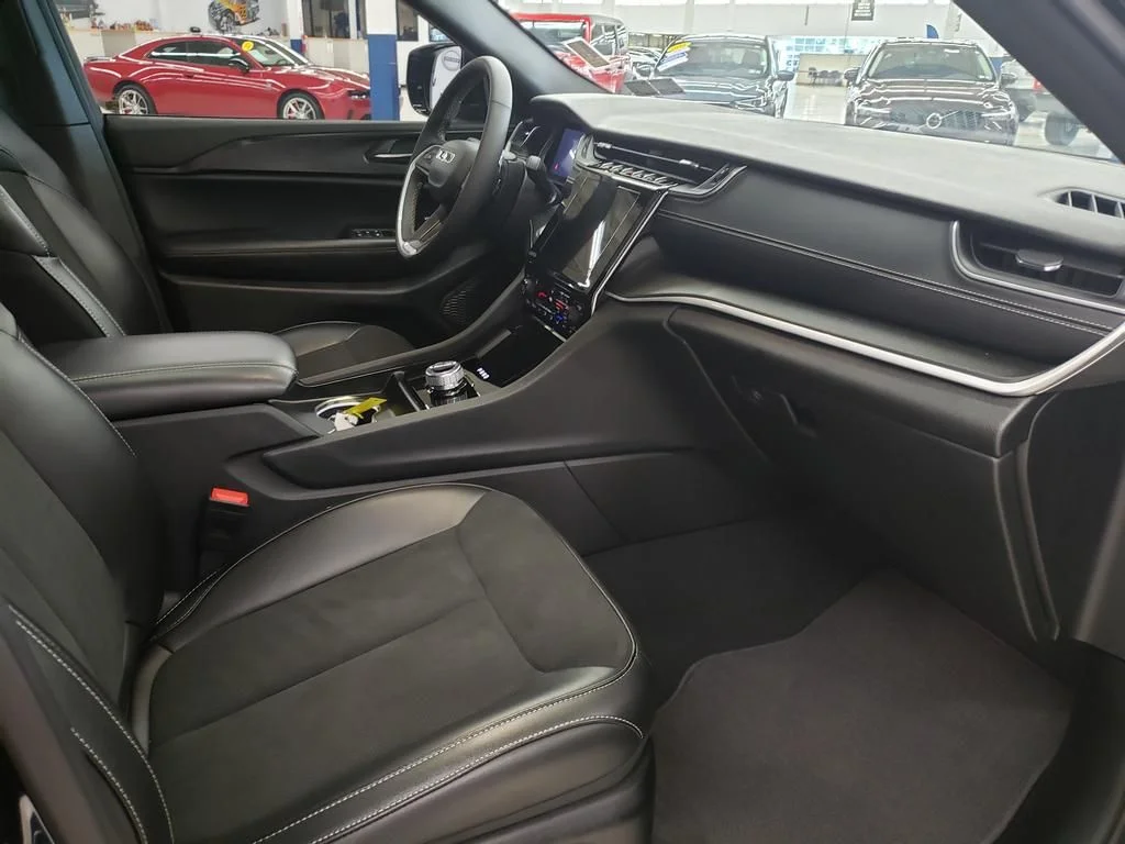 Used 2024 Diamond Black Jeep Altitude X image 19