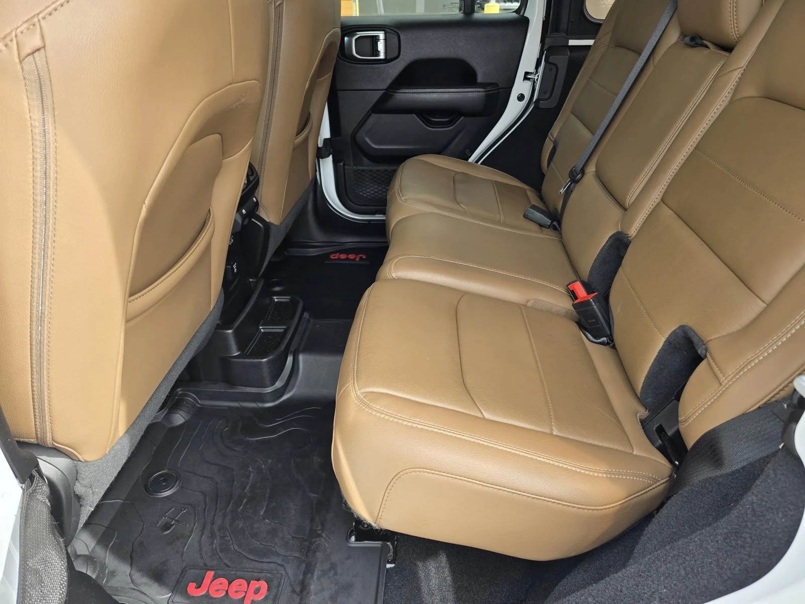 Used 2020 Bright White Clearcoat Jeep Sahara image 10