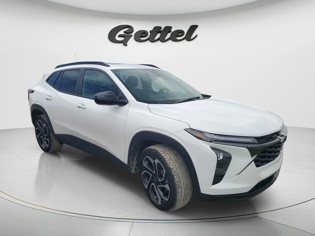 Used 2025 Summit White Chevrolet 2RS image 2